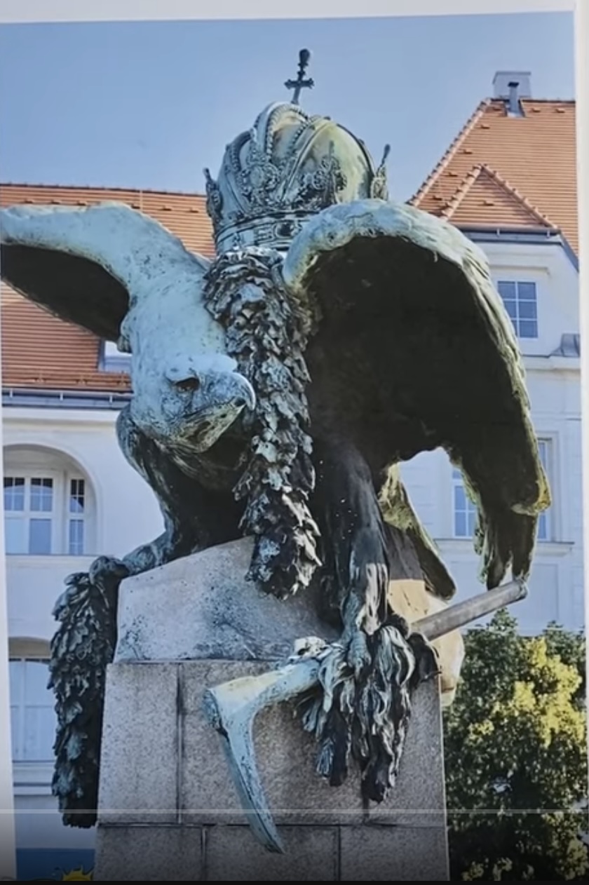 Reference photograph of an eagle statue